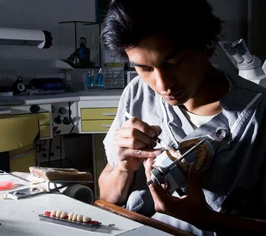  - Technicien-ne dentiste